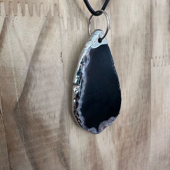 Brown/grey agate quartz pendant with waxed cord - Picture 3 of 3